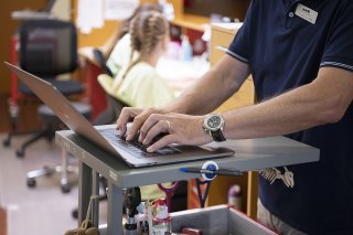 Les différents acteurs de la santé n'arrivent pas à communiquer entre eux. Cela doit changer grâce au programme DigiSanté qui doit permettre l'interopérabilité des systèmes et des processus (archives). KEYSTONE/CHRISTIAN BEUTLER